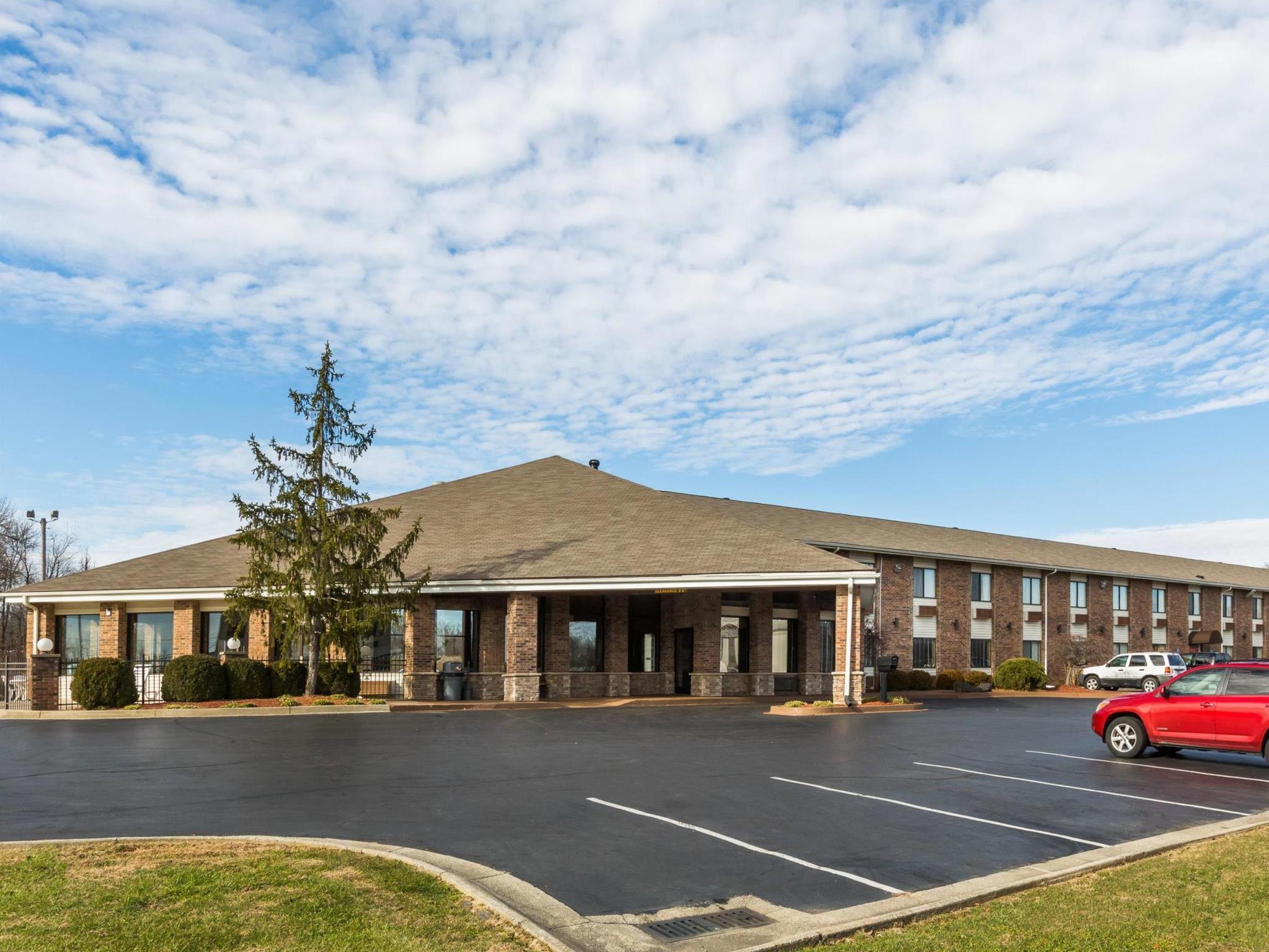 Baymont By Wyndham Louisville South I 65 Brooks Exterior photo