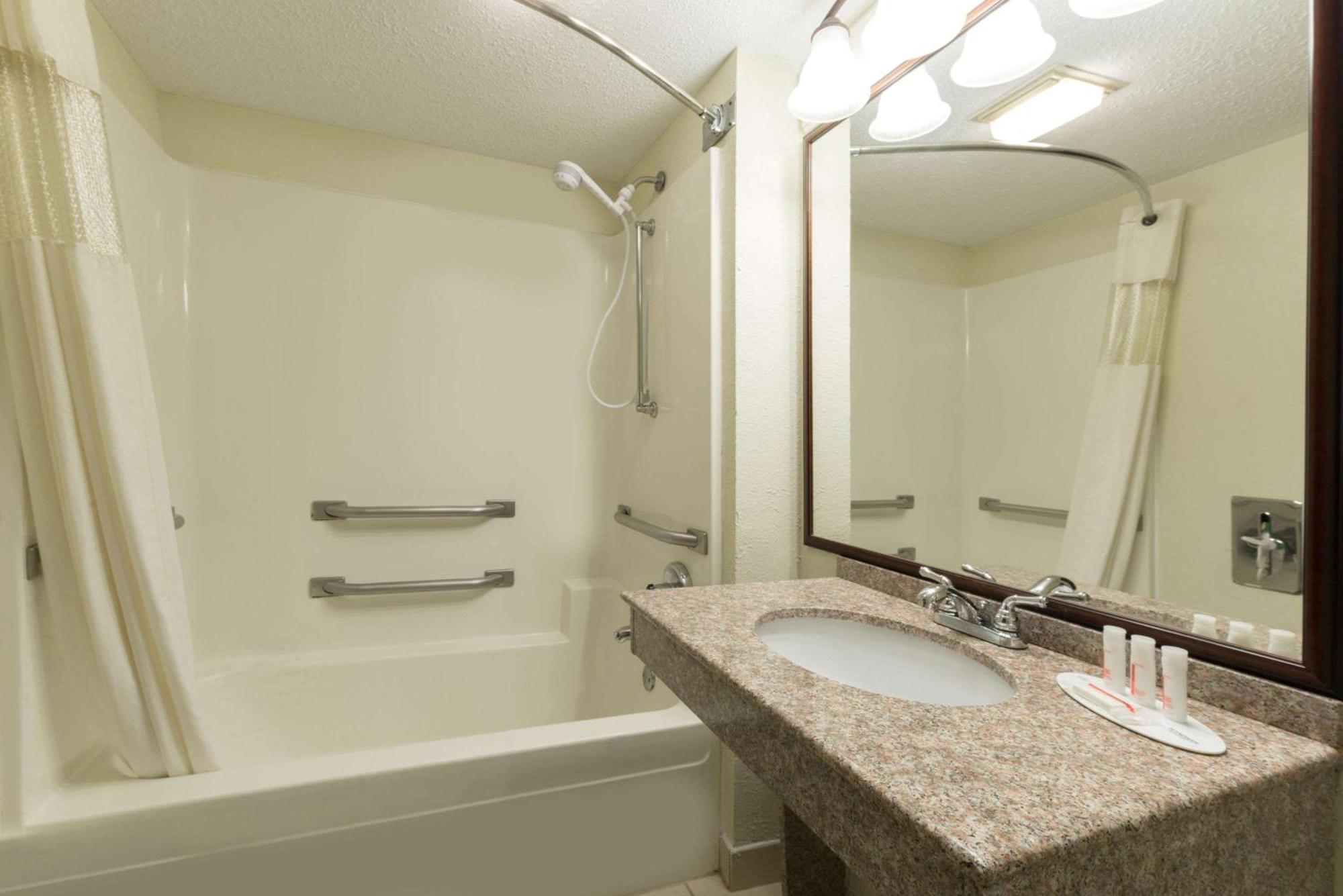 Baymont By Wyndham Louisville South I 65 Brooks Exterior photo