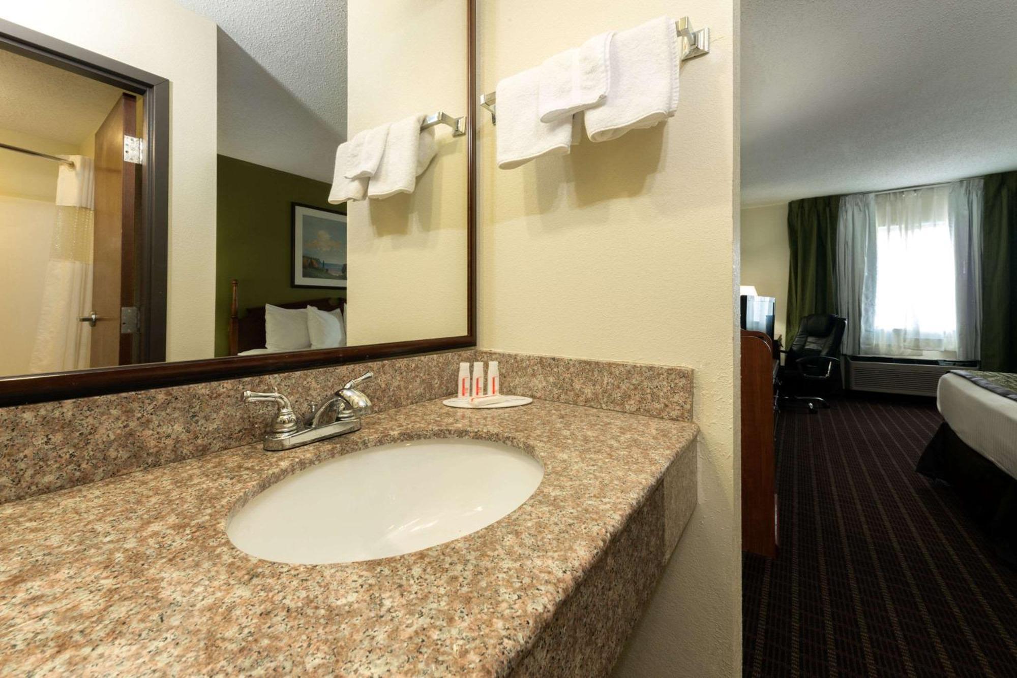 Baymont By Wyndham Louisville South I 65 Brooks Exterior photo