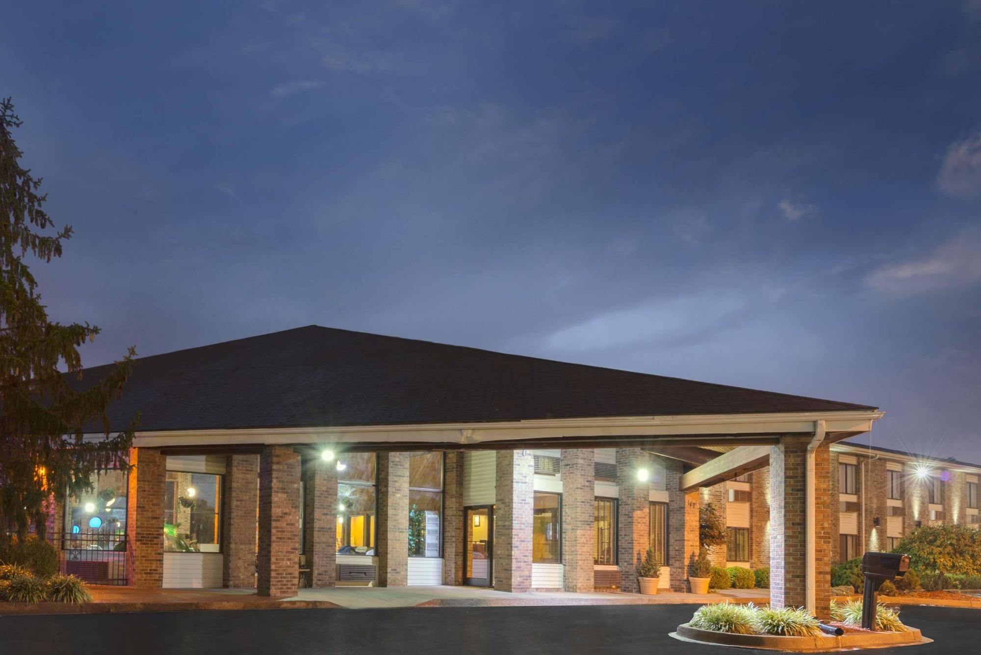 Baymont By Wyndham Louisville South I 65 Brooks Exterior photo