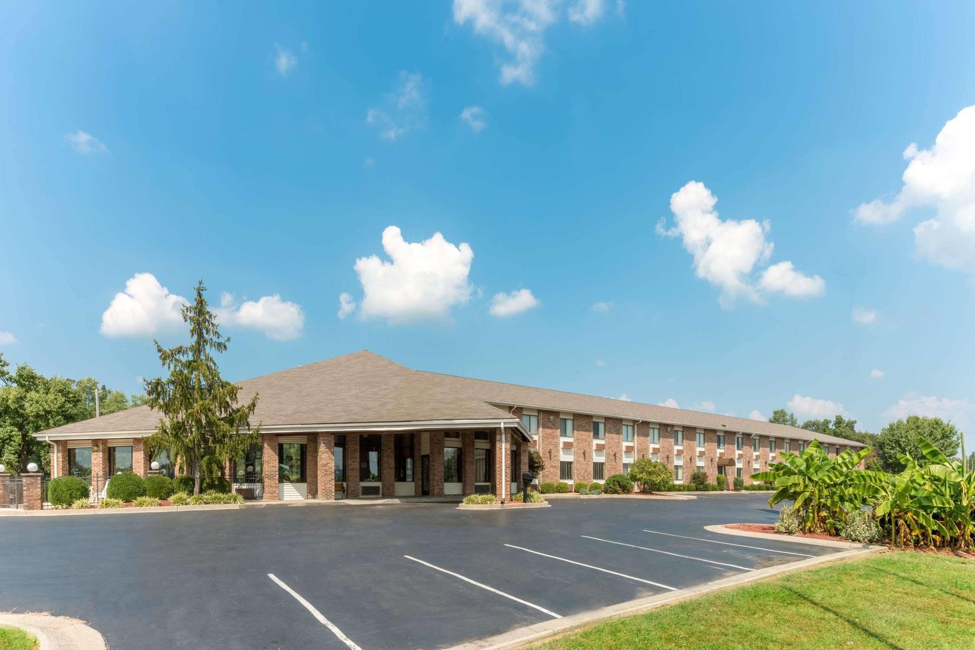 Baymont By Wyndham Louisville South I 65 Brooks Exterior photo